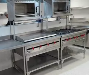 Equipamiento para cocina industrial con hornos y acero inoxidable